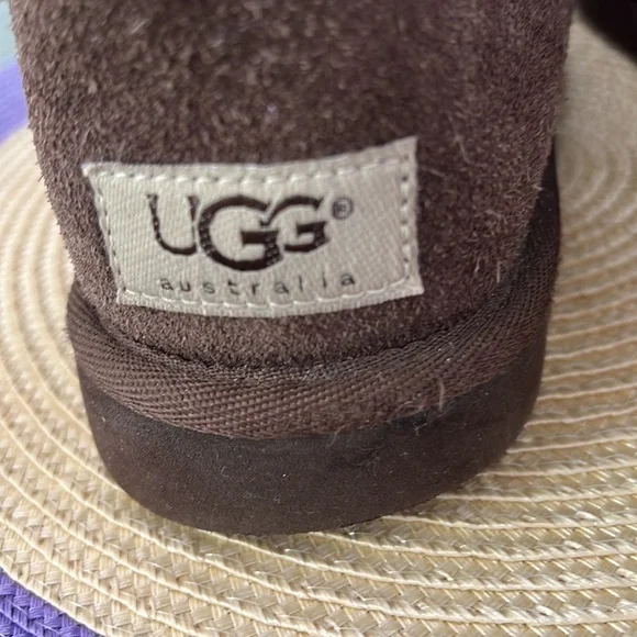 Pair of UGG boots with cleaning set—great condition - Picture 5 of 7